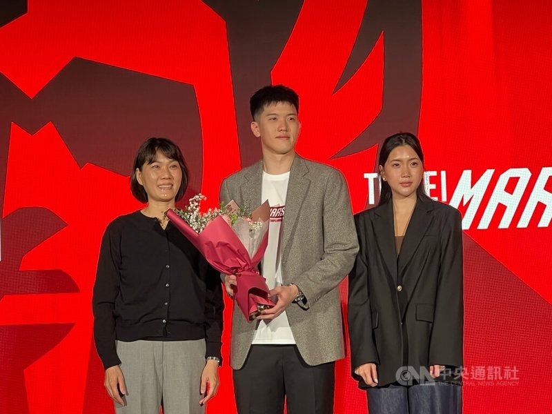 台灣男籃核心主力後衛林庭謙（中）13日在台北出席TPBL台北台新戰神隊加盟記者會，林庭謙母親劉靜明（左）、姊姊林庭誼（右）都到場獻花祝福。中央社記者陳容琛攝　115年8月13日