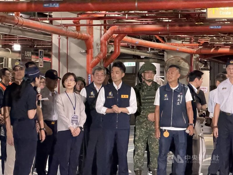2026城鎮韌性演習13日在台北市登場，台北市長蔣萬安（中）、內政部綜合規劃司司長劉立方（前左2）等人前往士林商圈，視導疏散避難演練。中央社記者葉蓁芸攝　115年8月13日