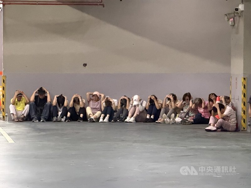 2026城鎮韌性演習13日在台北市登場，下午2時30分警報聲響起後，士林商圈民眾配合警方、民防人員指揮，進入地下停車場避難。中央社記者葉蓁芸攝　115年8月13日