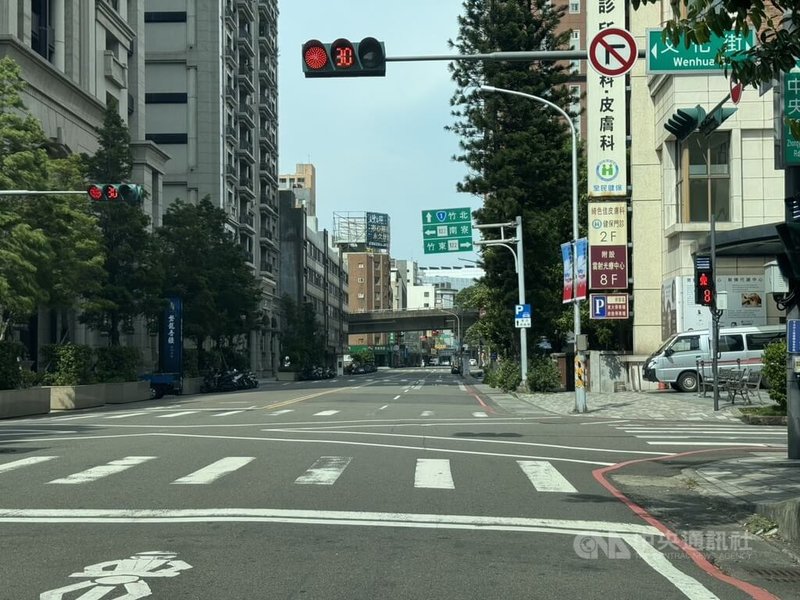 2026城鎮韌性（防空）演習13日下午2時30分到3時在新竹市登場，原本車水馬龍的道路，在演習期間淨空，無人車通行。中央社記者魯鋼駿攝　115年8月13日