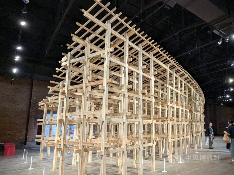 「藤本壯介建築展:原初.未來.森」15日起正式開展,其衛星展區設於台北建國啤酒廠成品倉庫,展出以1:5比例縮小的「大屋頂環」模型,也開放通道,讓觀眾可遊走其中。中央社記者王寶兒攝 115年8月13日