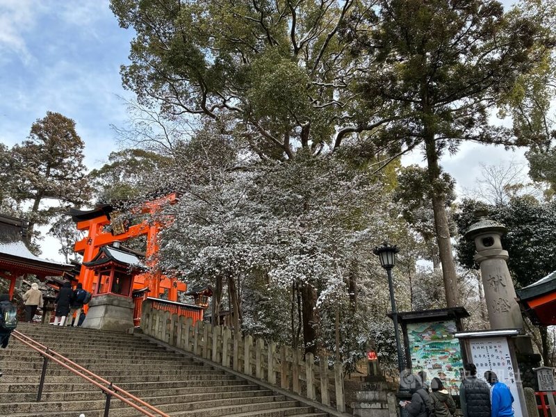 中華民國旅行業品質保障協會13日預估今年第4季日本旅遊團費因通膨、機場稅、燃料稅，較去年同期漲7%到10%。圖為日本京都伏見稻荷大社。中央社記者李明宗攝　115年8月13日
