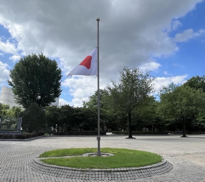 前中國國務院總理朱鎔基12日在北京離世，日本駐中大使館13日降半旗表示哀悼。（圖取自x.com/Japan_Emb_inCN）