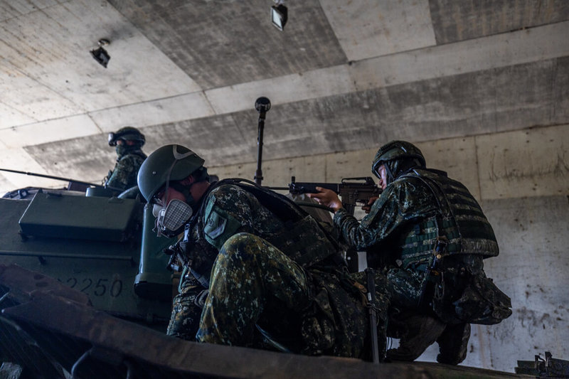 國軍漢光42號實兵演習持續進行，第一作戰區13日進行「油料主動運補」操演，官兵掌握補給需求及作業時序，協同中油人員完成油料運輸，確保油料存量充足，維持部隊機動及持續作戰能量。（澎湖防衛部提供） 中央社　115年8月13日