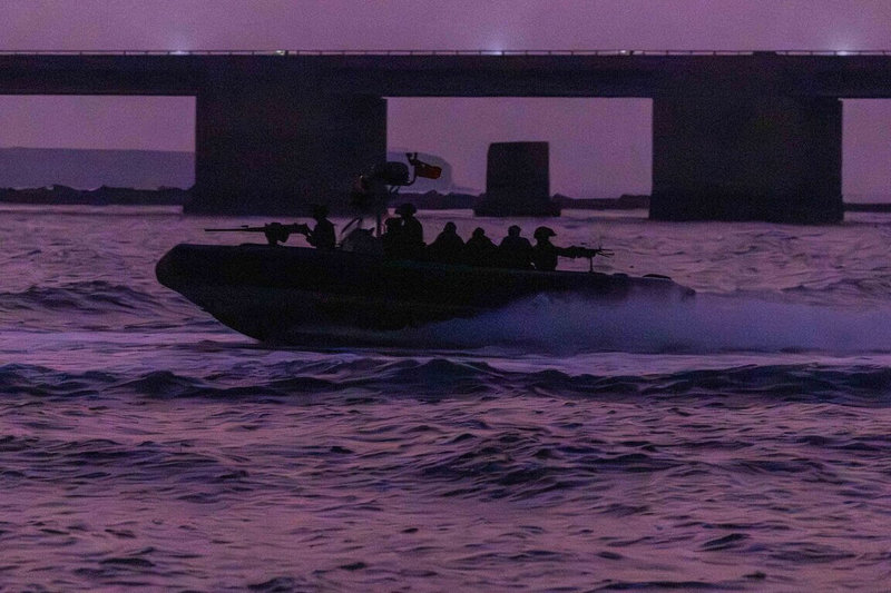 國軍漢光42號實兵演習持續進行，第一作戰區12日深夜在澎湖內海進行「離島特種偵察聯合火力打擊」任務操演，特戰官兵搭乘快艇以海上機動及水下滲透方式，接近目標離島。（澎湖防衛部提供） 中央社　115年8月13日