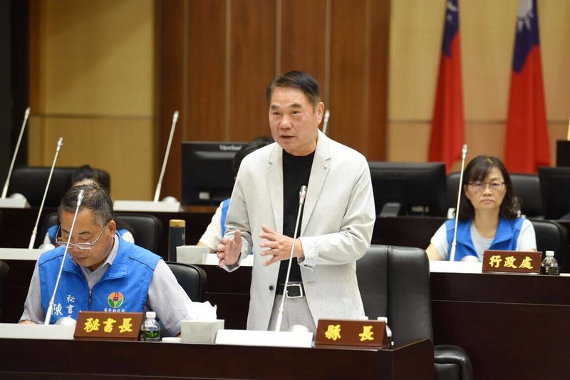 苗栗縣政府新訂休閒娛樂服務業管理自治條例，將桌遊店比照八大行業納管，13日經縣議會審議三讀通過，縣長鍾東錦（立者）則呼籲業者應自律。（苗栗縣政府提供）中央社記者管瑞平傳真　115年8月13日