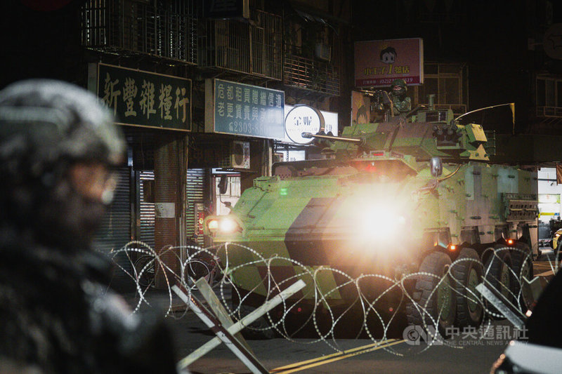 漢光42號實兵演習13日進入第9天，憲兵指揮部凌晨實施連接新北板橋、台北萬華的光復橋封鎖及阻絕演練，圖為雲豹八輪甲車實施戰場掃蕩。中央社記者游凱翔攝　115年8月13日