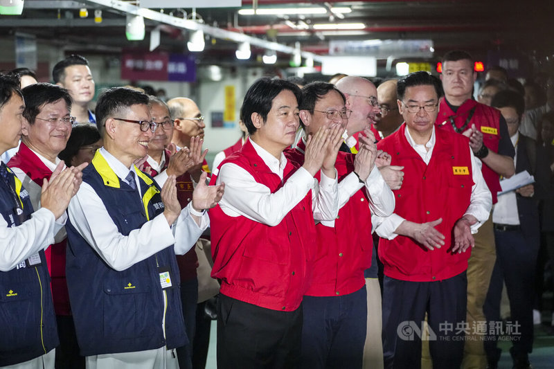 總統賴清德（前中）13日上午前往衛生福利部雙和醫院，視導「新北市2026城鎮韌性（全民防衛動員）演習－醫療降載、地下化演練」，並為參演人員鼓掌表示肯定。中央社記者鄭清元攝　115年8月13日