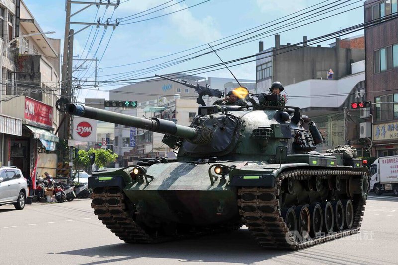 國軍漢光42號實兵演習13日在中部地區實施「要點守備」演練，CM11勇虎式戰車以機槍掃蕩進行敵火壓制，掩護步兵前進。中央社記者趙麗妍攝　115年8月13日