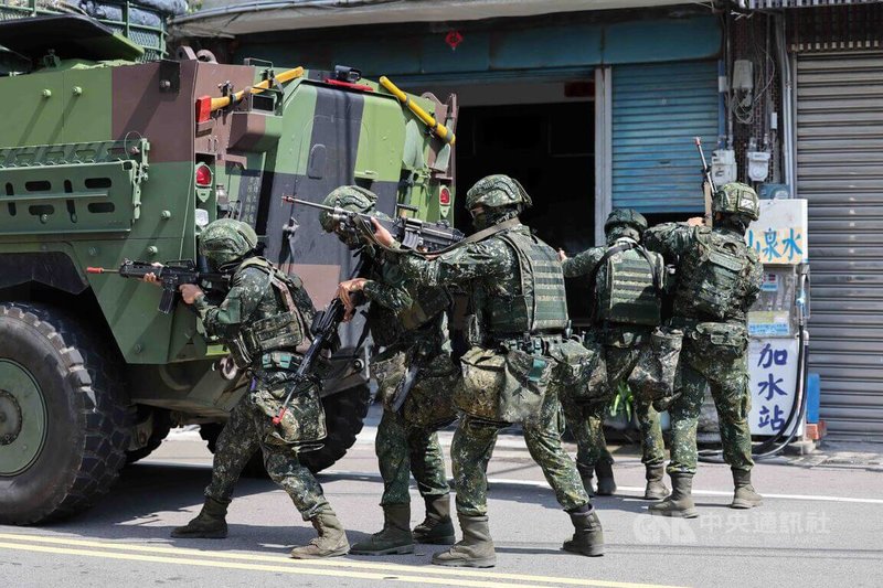 國軍漢光42號實兵演習13日持續進行，第五作戰區實施「要點守備」演練，以陸空協同作戰對進犯敵軍實施強勢制壓與掃蕩行動，步兵以裝甲車作為掩護進入巷戰，朝敵方前進。中央社記者趙麗妍攝　115年8月13日
