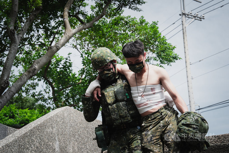 國軍衛生勤務單位13日上午在桃園地區實施大量傷患救治演練，圖為模擬國軍官兵遭遇敵重創，轉送傷患後送管制中心處置。中央社記者游凱翔攝　115年8月13日