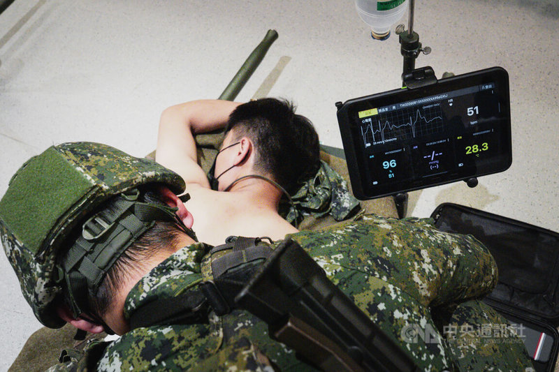 國軍衛生勤務單位13日上午在桃園地區實施大量傷患救治演練，圖為透過無線裝置連結平板，監測傷員心跳等數據。中央社記者游凱翔攝　115年8月13日