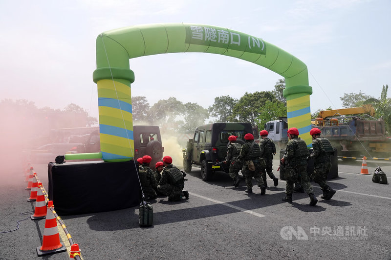 國軍與高工局13日在高公局頭城工務段舉行「雪山隧道封阻縮短距離實兵演練」，國軍官兵扮演的共軍假想敵，投擲紅色煙霧彈掩護，意圖通過雪隧進犯台北。中央社記者吳書緯攝　115年8月13日