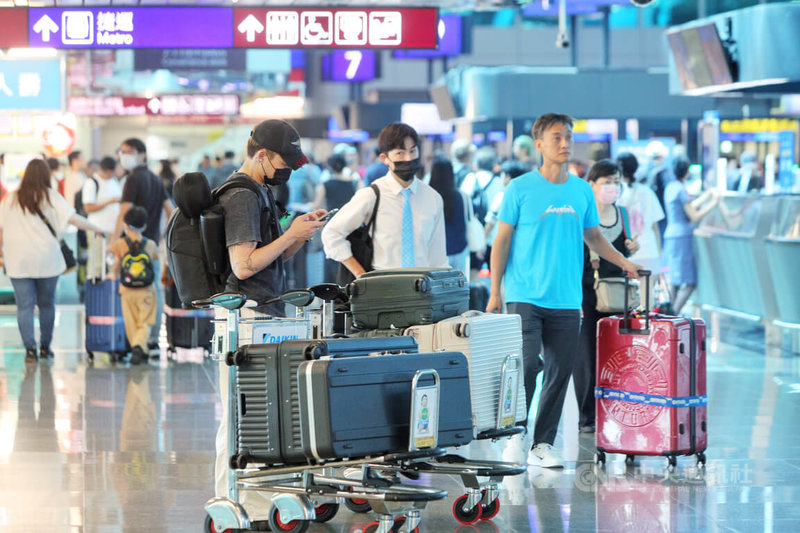 2026城鎮韌性防空演習13日在北部7縣市展開，首納行動網路降速演練，桃園國際機場為免影響旅客，提供免費Wi-Fi，根據統計，最高峰時約有7100設備同時連線，多數旅客都覺得作業不受影響。中央社記者吳睿騏攝　115年8月13日