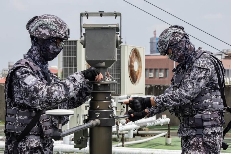結合城鎮地形實施人裝隱蔽，通資部隊穿著新式環境迷彩服，有效降低遭敵偵蒐風險，展現高韌性指管與防護能量，強化整體通資網路韌性。（軍聞社提供）中央社記者游凱翔傳真　115年8月13日