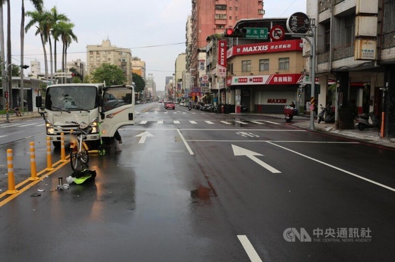 台中市張姓婦人13日清晨騎乘自行車，從慢車道要左轉時，與同向內側車道的小貨車發生碰撞，張婦送醫後傷重不治。（翻攝照片）中央社記者蘇木春傳真　115年8月13日