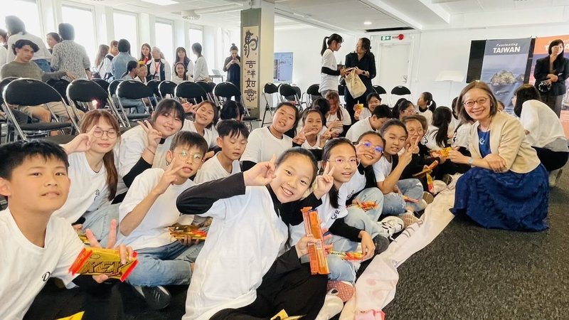 彰化縣大村國小合唱團赴瑞典赫爾辛堡參加第14屆世界合唱大賽,賽後至斯德哥爾摩為僑界獻唱,僑界11日準備茶點與瑞典風味糖果餅乾相贈,學生開心的與駐瑞典代表葉非比(右)合照。(駐瑞典代表處提供)中央社記者辜泳秝斯德哥爾摩傳真 115年8月13日