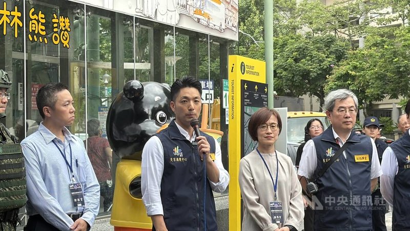 2026城鎮韌性演習13日在台北市登場，台北市長蔣萬安（前右3）前往士林商圈視導疏散避難演練，並講評演習過程。中央社記者葉蓁芸攝　115年8月13日
