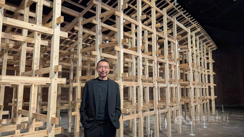 「藤本壯介建築展：原初．未來．森」15日起將在台展出，日本建築師藤本壯介（圖）13日帶領媒體導覽，分享2025大阪世博主會場「大屋頂環」設計理念。中央社記者王寶兒攝　115年8月13日