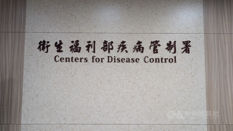衛福部疾管署13日表示，學生開學面臨新冠與流感疫情即將升溫的雙重威脅，提醒校園開學前先盤點防疫物資量能。（中央社檔案照片）