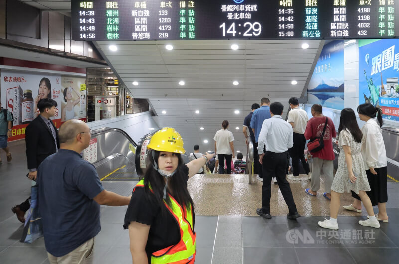 2026城鎮韌性（防空）演習13日在北部地區於下午2時30分至3時舉行，台鐵台北車站民眾依循人員引導疏散避難，往地下室移動。中央社記者翁睿坤攝　115年8月13日