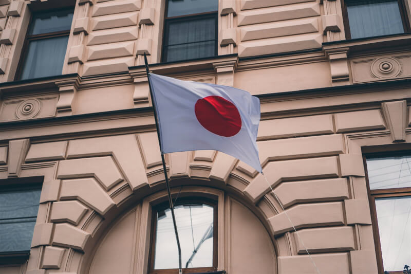 日本政府8月公布新的永久居留許可（永住）取得門檻，「申請人能否為日本帶來利益」將成重要審查條件。圖為日本國旗。（圖取自Unsplash圖庫）