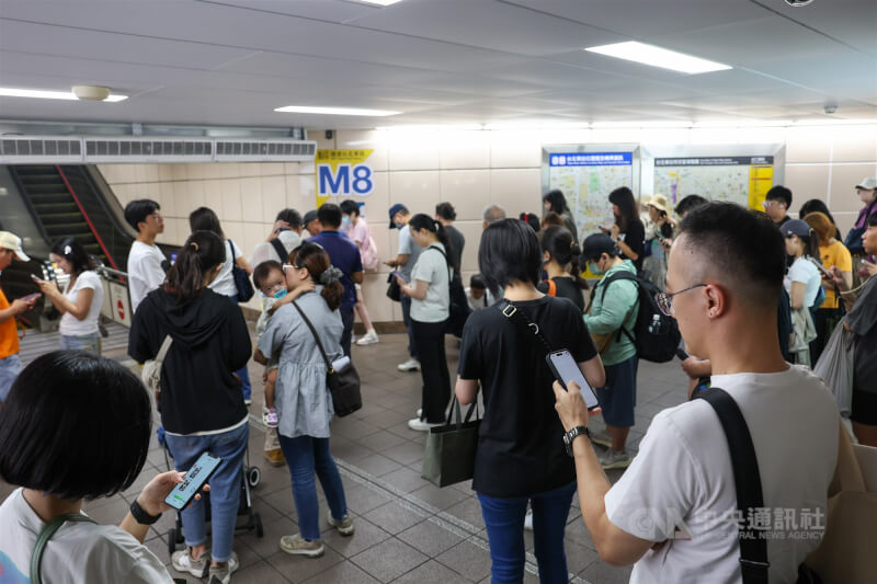 北部地區13日下午2時30分實施城鎮韌性演習，並首度納入行動網路降速演練。民眾在台北車站捷運出入口等候演習結束。中央社記者吳家昇攝 115年8月13日