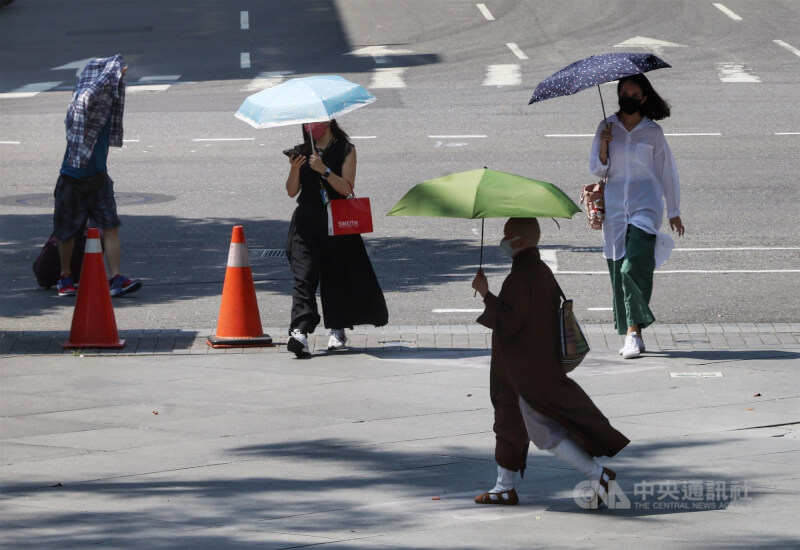 圖為台北市中正區，民眾外出紛紛撐傘遮陽。（中央社檔案照片）