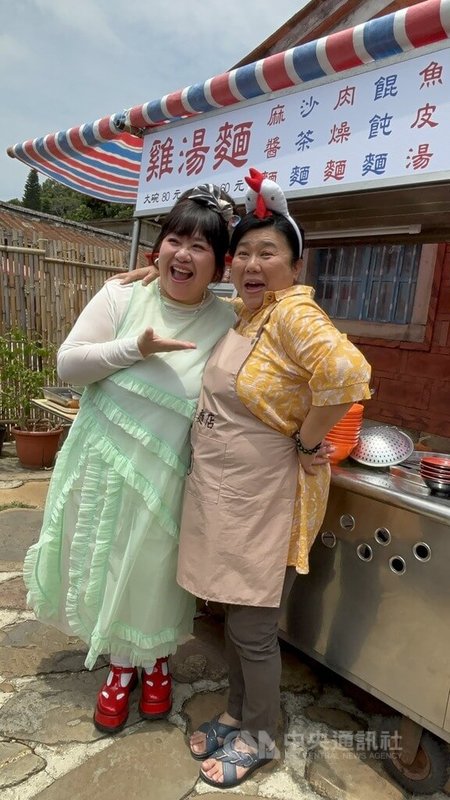 演員鍾欣凌（左）和林美秀（右）演出戲劇「媽的發財金」，2人還被劇中童星誤認是雙胞胎。中央社記者洪素津攝　115年8月13日