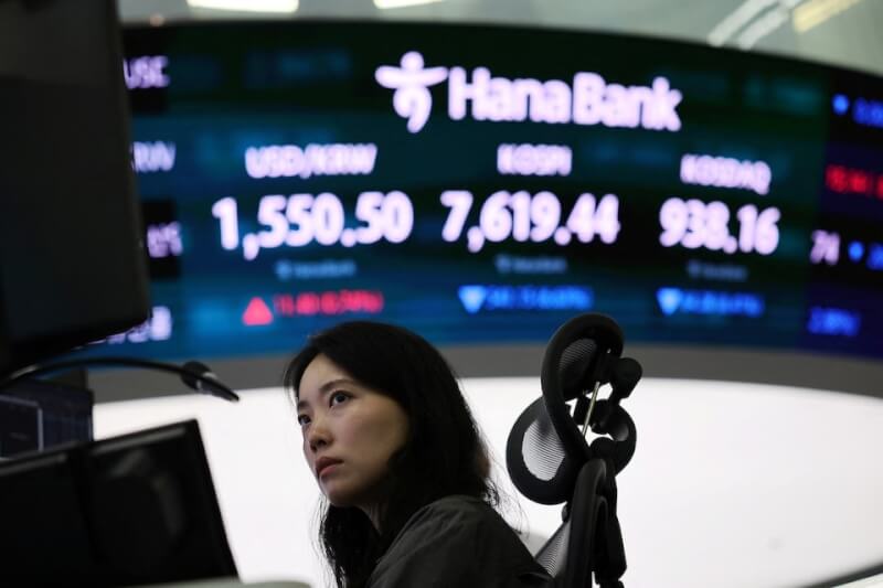 韓國首爾一家銀行交易室內，螢幕上顯示KOSPI指數。（路透社）