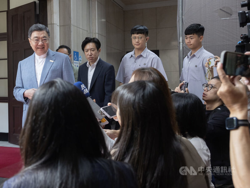 立法院會將審查中央政府總預算，行政院長卓榮泰（前左）14日出席行政院親子日活動前受訪表示，希望國家能真正往正常的方向走，總預算卡關明年會檢討，不再讓行政工作延宕這麼久。中央社記者趙世勳攝　115年8月14日