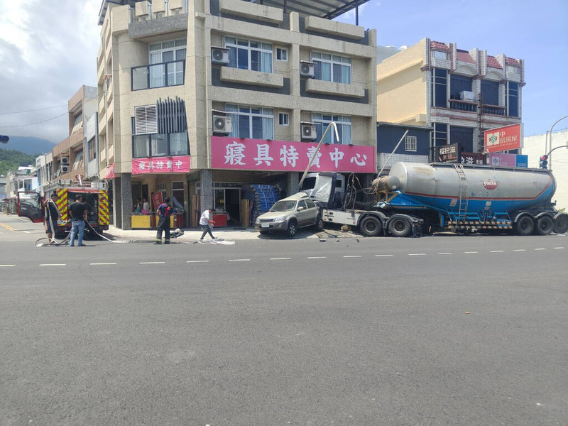 台東縣成功鎮14日中午發生驚險車禍，一輛載水泥粉槽車失控撞入騎樓，擦撞路邊停放的2輛休旅車和1台機車，槽車駕駛輕傷，無人受波及。（民眾提供）中央社記者盧太城台東傳真　115年8月14日