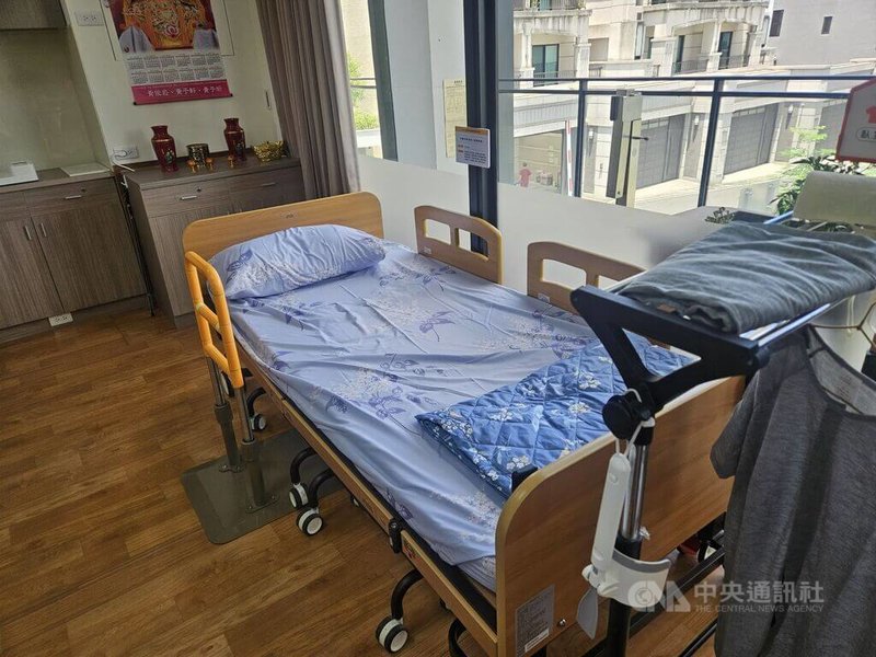 健保署推動全民健康保險復健病房試辦計畫，北、中、南、東區共擇10家醫院，彰化縣員林市的員郭醫院就在其一，復健基地二樓的「家」，有臥室、陽台，還有神明桌等，每個角落都有闖關任務。中央社記者陳婕翎攝　115年8月14日