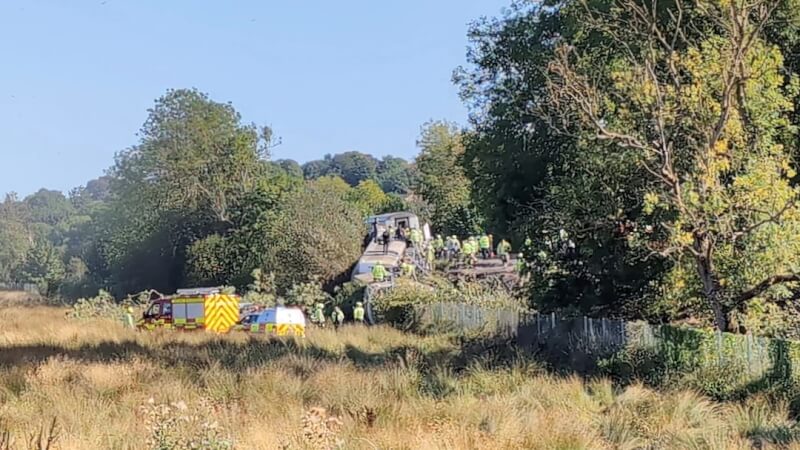 英格蘭東南部路峨斯鎮附近13日發生通勤列車出軌事故（"@CRAWMO" VIA X/via 路透社）