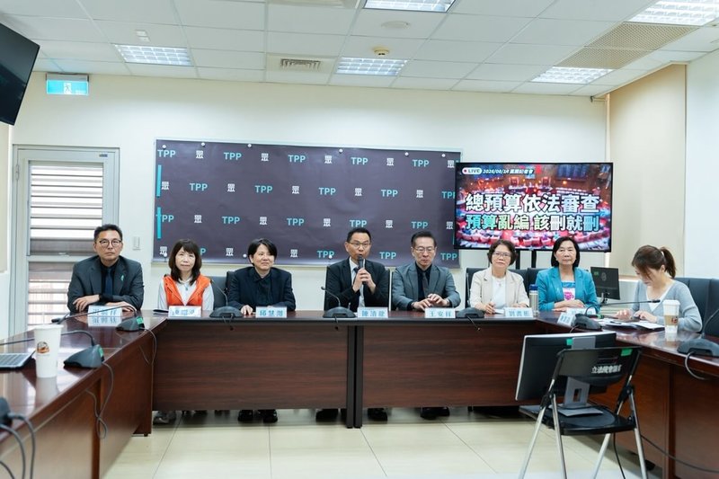 立法院將表決115年度總預算案，台灣民眾黨團14日召開記者會，由總召陳清龍（左4）說明黨團提案刪減的預算案。（民眾黨團提供）中央社記者曾以寧傳真 115年8月14日
