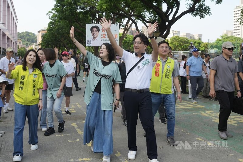 民進黨台北市長參選人沈伯洋（前左3）14日一早在同黨籍立委吳思瑤（前左2）等人陪同下，前往天母運動公園掃街拜票，向民眾揮手致意。中央社記者徐肇昌攝　115年8月14日