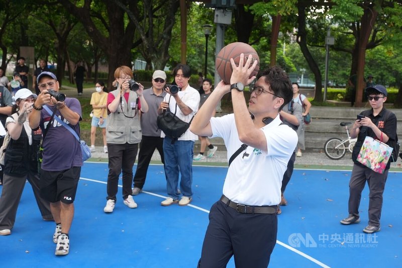 民進黨台北市長參選人沈伯洋（前）14日一早到天母運動公園掃街拜票，在籃球場小試身手秀球技。中央社記者徐肇昌攝　115年8月14日
