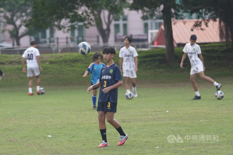 氣象署14日發布高溫資訊，雙北等4縣市防攝氏36度以上高溫。適逢暑假，有學生一早在台北天母運動公園練足球。中央社記者徐肇昌攝　115年8月14日