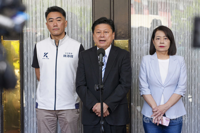立法院會14日預計處理5項公投案及115年度中央政府總預算案，國民黨立法院黨團總召傅崐萁（中）會前和書記長林沛祥（左）、首席副書記長許宇甄（右）接受媒體聯訪。中央社記者鄭清元攝　115年8月14日