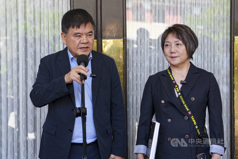 立法院會14日預計處理5項公投案及115年度中央政府總預算案，民進黨立院黨團幹事長莊瑞雄（左）、書記長范雲（右）會前接受媒體聯訪。中央社記者鄭清元攝　115年8月14日