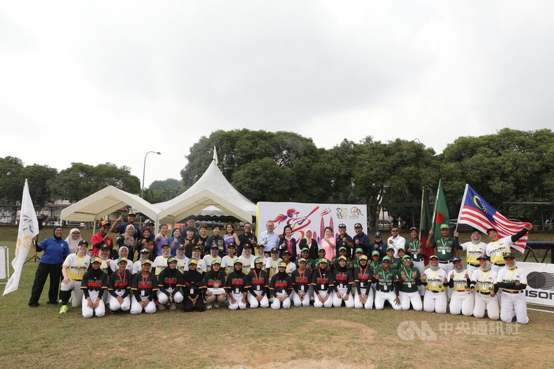 馬來西亞棒球總會首度舉辦「2026年馬來西亞女子棒球錦標賽」，並邀請台灣國際棒球裁判劉柏君於12日擔任賽事主審。圖為劉柏君（第3排右15）14日與大馬棒球總會主席祖萊達（第3排右10）及參賽隊伍合影。中央社記者黃自強吉隆坡攝 115年8月14日