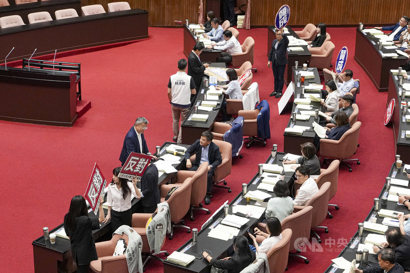 立法院會14日下午繼續審議115年度中央政府總預算案，針對朝野協商未獲共識的保留提案逐案表決，國民黨、民進黨立委分別舉起「贊成」、「反對」手板表達立場。中央社記者鄭清元攝　115年8月14日