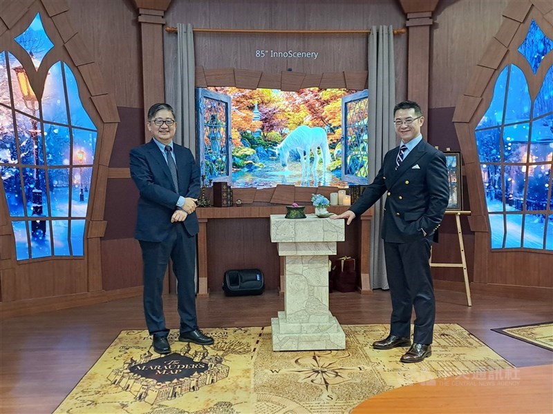 面板廠群創光電今天公布第2季合併營收為新台幣637億元，稅後淨利46.5億元，基本每股盈餘0.57元，為近6季新高，上半年每股盈餘0.77元。圖群創參加Touch Taiwan智慧顯示展。（中央社檔案照片）