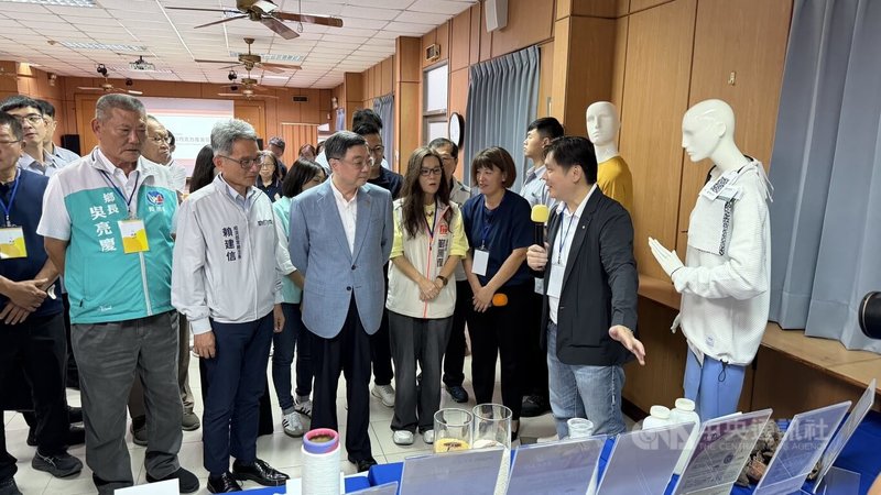 行政院長卓榮泰（前左3）14日到屏東縣參訪台灣可可與巧克力產業協會，看見廢棄可可果殼轉換成紗線製成各式商品，大讚把循環經濟有效運用。中央社記者李卉婷攝　115年8月14日