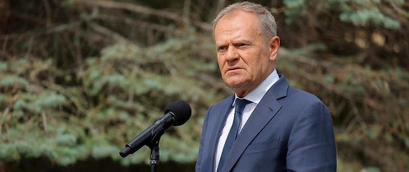 波蘭總理圖斯克（Donald Tusk）於13日召開記者會，說明因應中東戰事引發的油價上漲，政府將調降燃油增值稅並監控加油站零售限價，以確保降稅紅利落實於民眾。（波蘭總理府提供）中央社記者鄭淨伃華沙傳真　115年8月14日