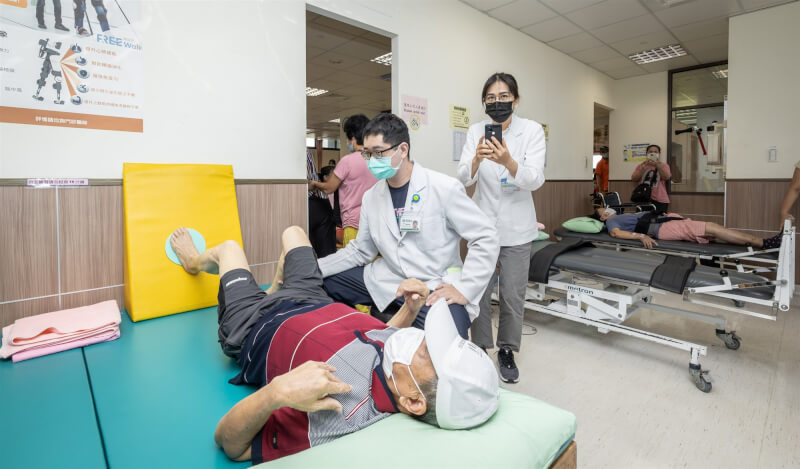 隨著台灣邁入超高齡社會，政府額外挹注3億元辦理「復健病房試辦計畫」，首波鎖定腦中風患者。（總統府提供）