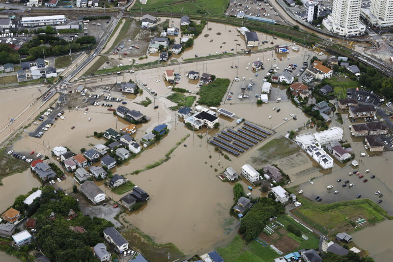 日本千葉縣13日遭遇破紀錄豪雨，大網白里市道路被淹沒。（共同社）