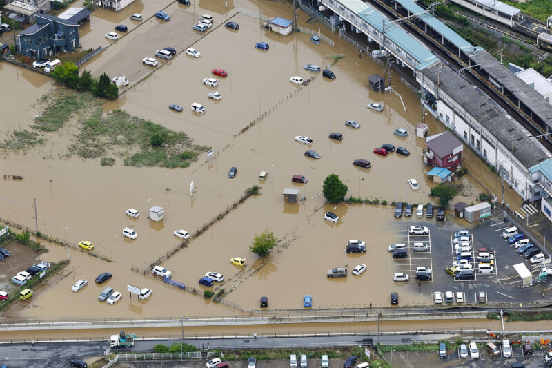 日本千葉縣大網白里市14日上午積水未退，多輛汽車仍泡在水中。（共同社）