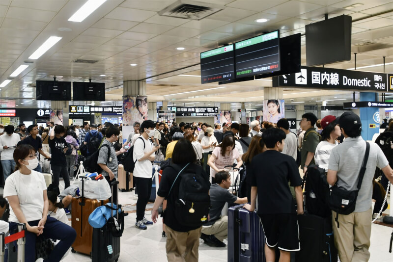 日本千葉縣13日遭遇破紀錄豪雨造成重大災害，7000名旅客一度困在成田機場。（共同社）