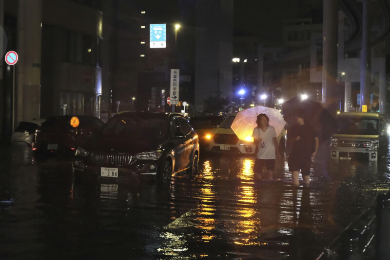 日本千葉縣13晚間遭遇破紀錄豪雨，道路出現積淹水。（共同社）